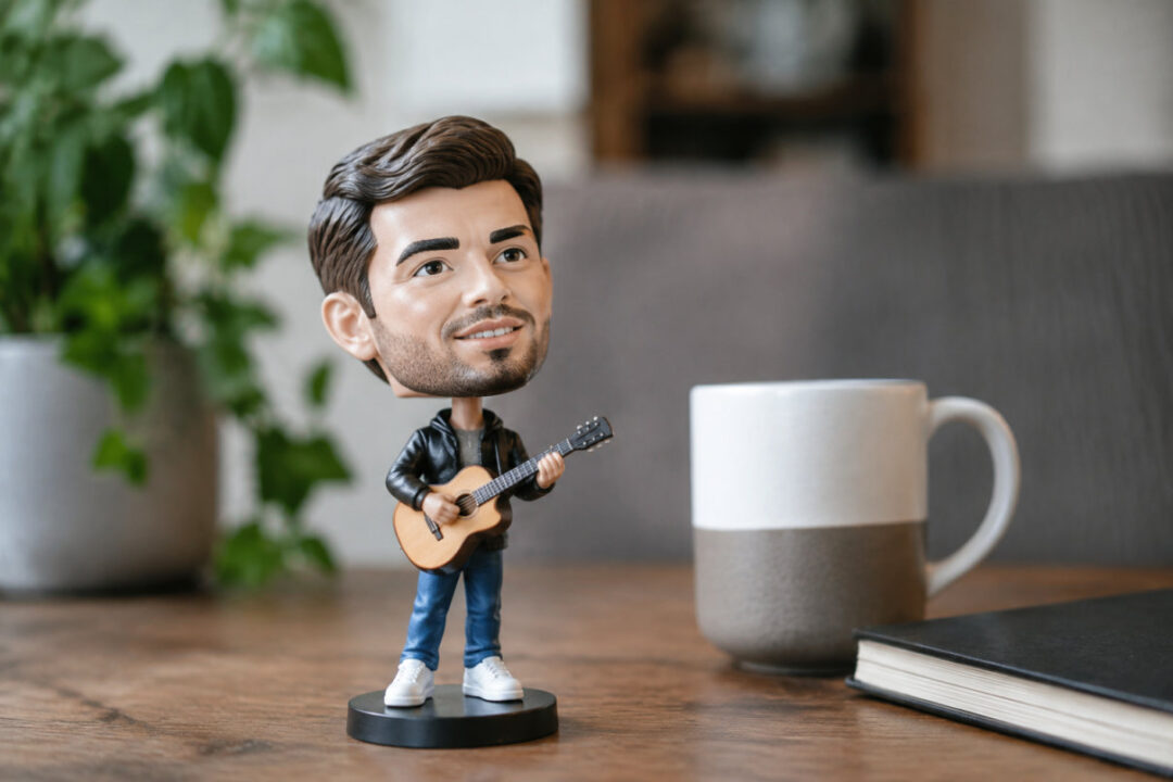 Figurine grosse tête personnalisée en vinyle style Pop avec tête qui bouge sur bureau