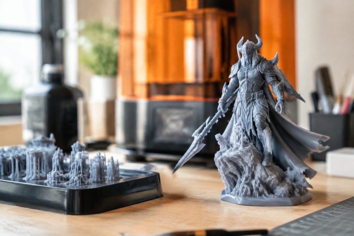 Figurine aux détails fins obtenue par impression 3D résine sur plateau d'imprimante
